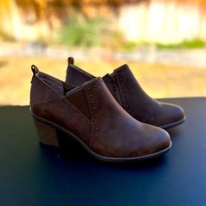 White Mountain Women's DentonBooties in Brown